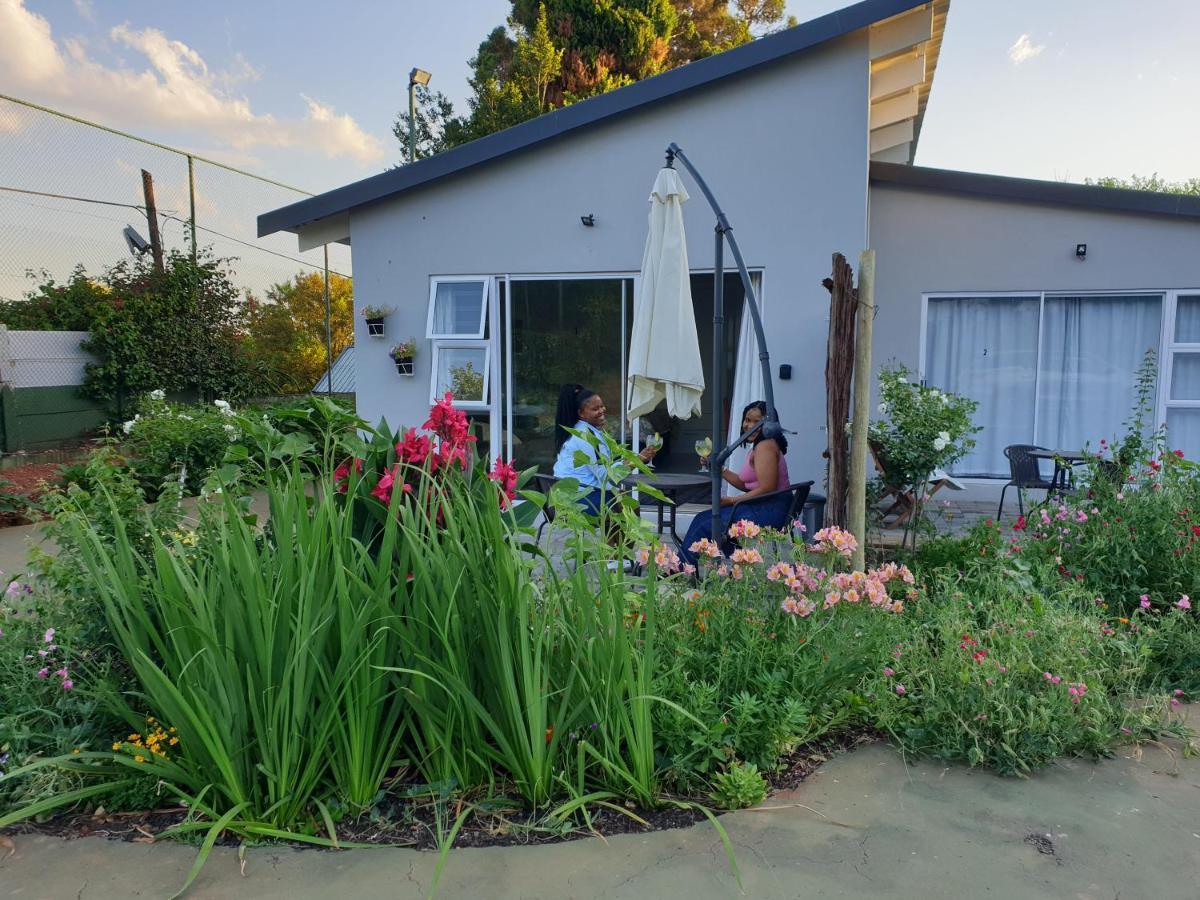 Pine Park Garden Cottages โจฮันเนสเบิร์ก ภายนอก รูปภาพ